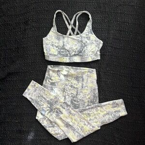 Lululemon energy sports bra (size 8) and Wunder training tight  (size 6)!!